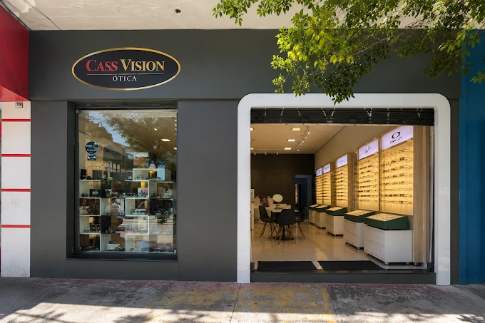 Equipe da Cass Vision Óptica atendendo um cliente